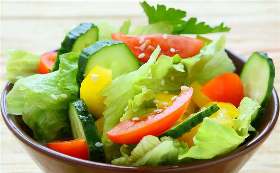 Летний дождик в твоем тарелке: свежий салат с овощами из сада